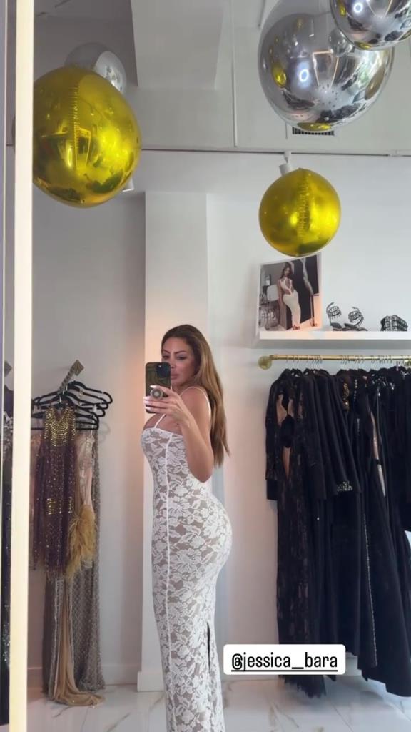 徐娘半老！皮蓬前妻穿吊帶裙自拍，這身材也太炸裂了！