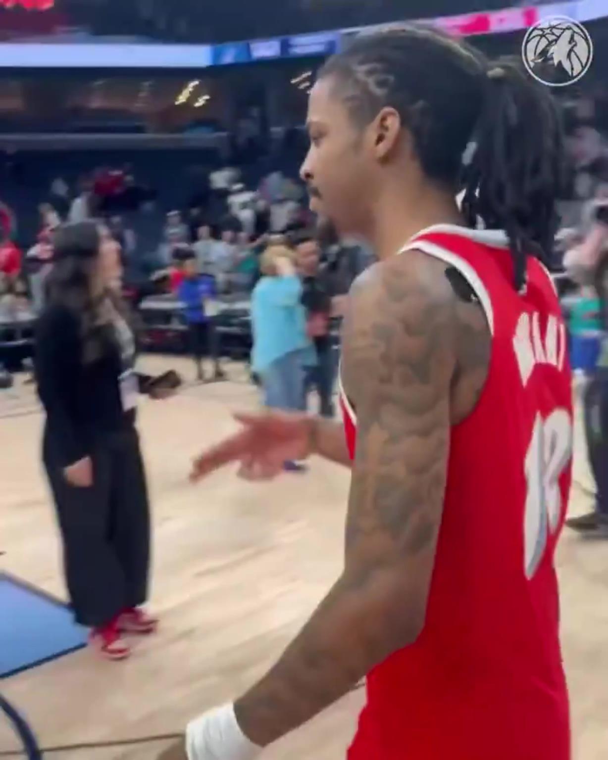 笑死！莫蘭特賽后與華子握手，竟然也是比出“手槍”的手勢