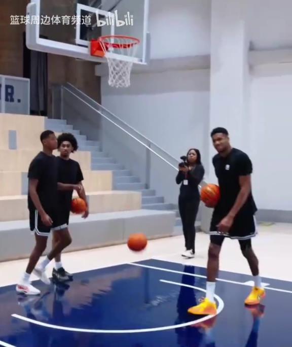 別人能學(xué)得來嗎？名場(chǎng)面：字母哥指導(dǎo)小球員籃下腳步！