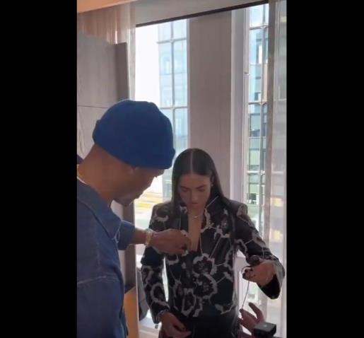 威嫂看到要打人的！威少上手幫WNBA妹子整理胸前的衣服