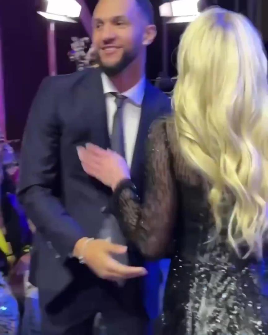 身材姣好！薩格斯的女友海莉被芝加哥天空選中！兩人接吻慶祝